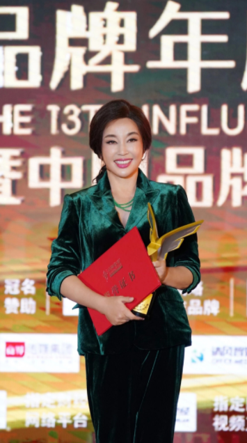 何有强|刘晓庆“中年女性圈”最显年轻，穿一条红白印花连衣裙，高贵减龄