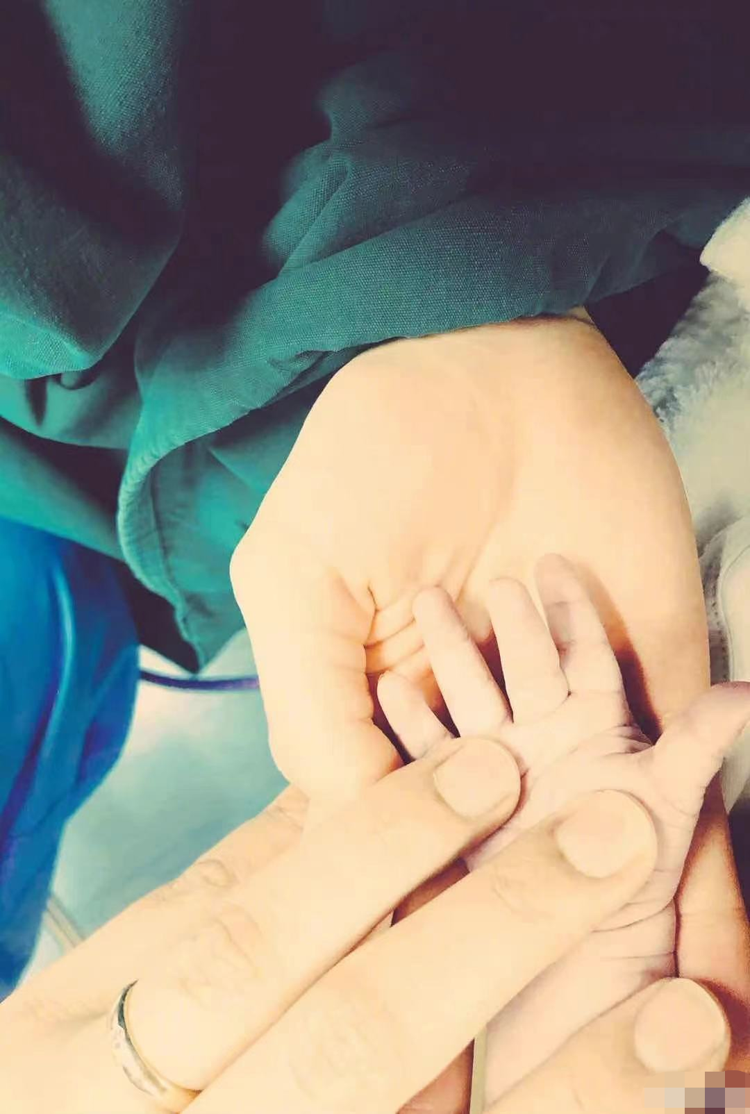 吉娜·爱丽丝|郎朗吉娜新手爸妈引争议，为拍照掰开宝宝手指，专业医生下场打脸