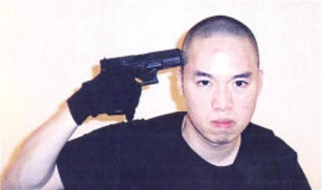 冲锋枪|战场上为何军官都标配战斗力低下的手枪，而不拿着步枪或冲锋枪？