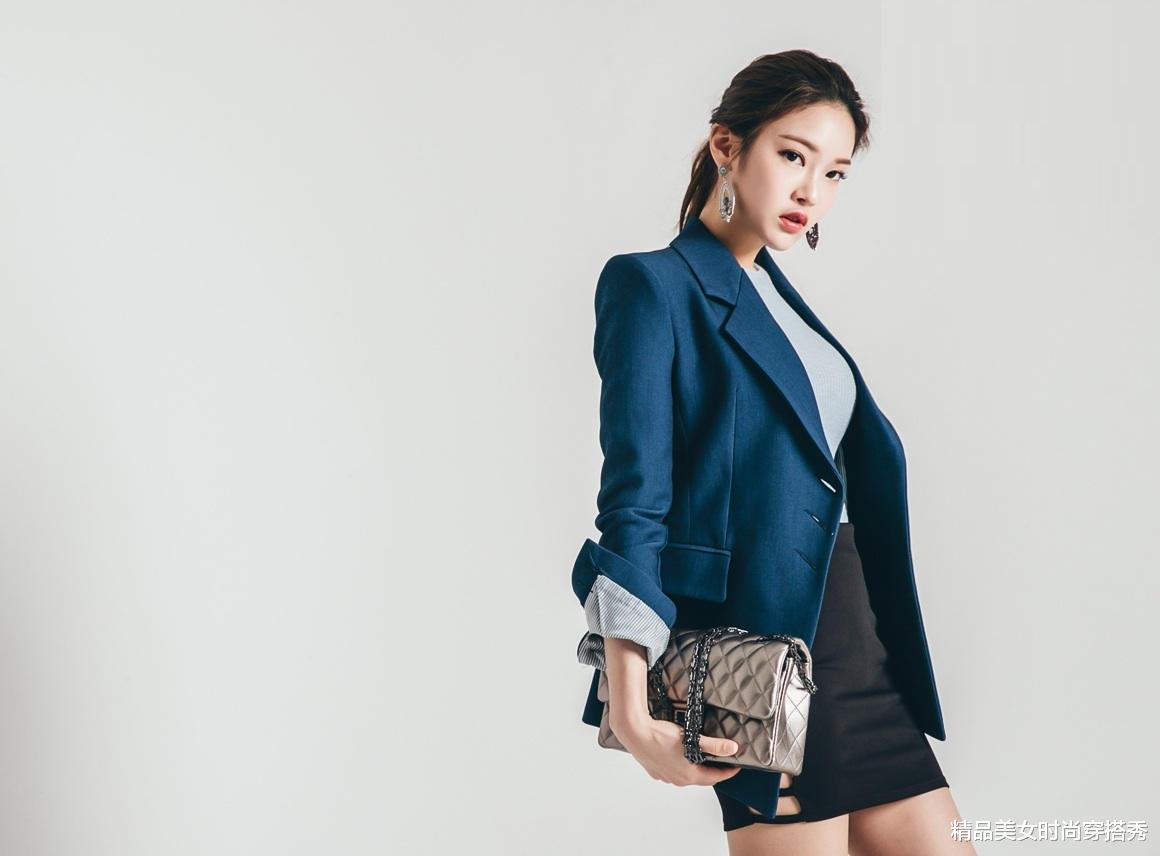 短裙|一件浅蓝色的针织衫，下搭一条黑色的短裙，简洁大方，优雅又时尚