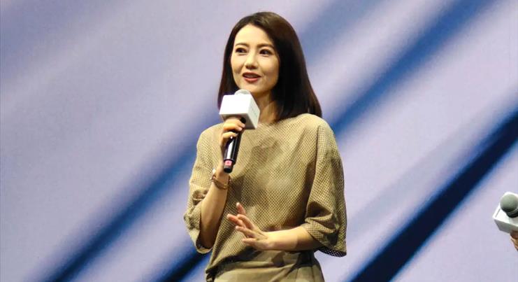 方脸妹说时尚|高圆圆高调为沃尔沃站台!穿上班裙仪态满分,成熟曲线像选美比赛