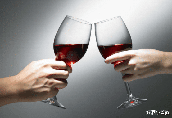 山楂|喝红酒时,为何都是用高脚杯?塑料杯不行吗?网友:塑料杯你试试