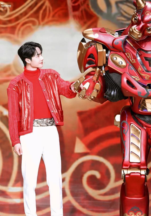 春晚|大将风范！首次登台春晚的王一博不紧张，淡定自若显王者气质