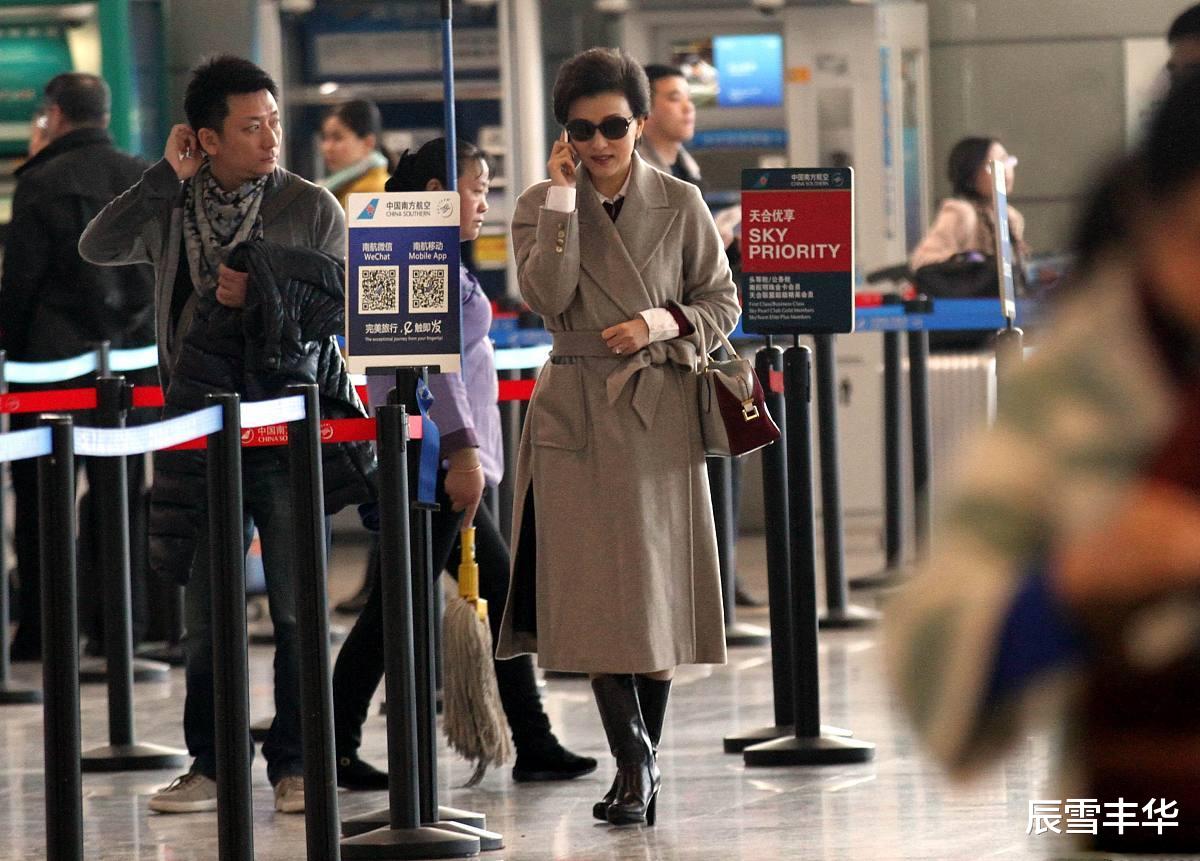 西装|50岁职场女人开春穿什么？学杨澜长西装+纱裙，气质优雅又减龄