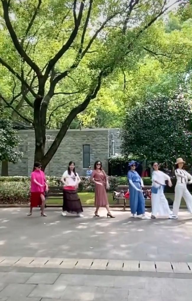 刘嘉玲|刘嘉玲在上海徐汇公园里跳广场舞，素颜没认出，还被提醒走位错了！