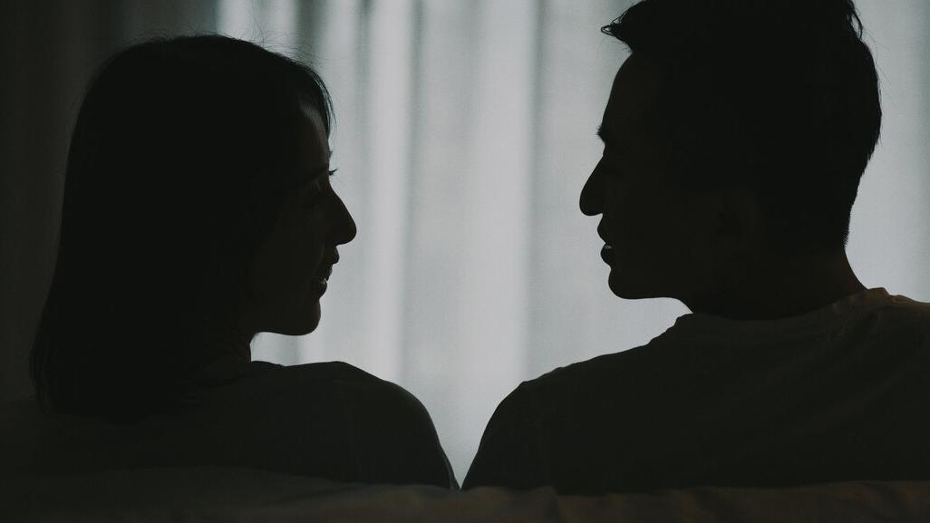 听语|如果一个女人在晚上说想要抱抱，如何回答才能够正中女人下怀