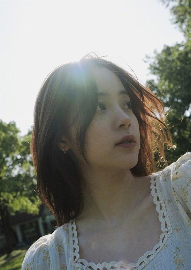 欧阳娜娜|欧阳娜娜在公园里拍写真,脚上的鞋子造型独特,这是对草地的尊重