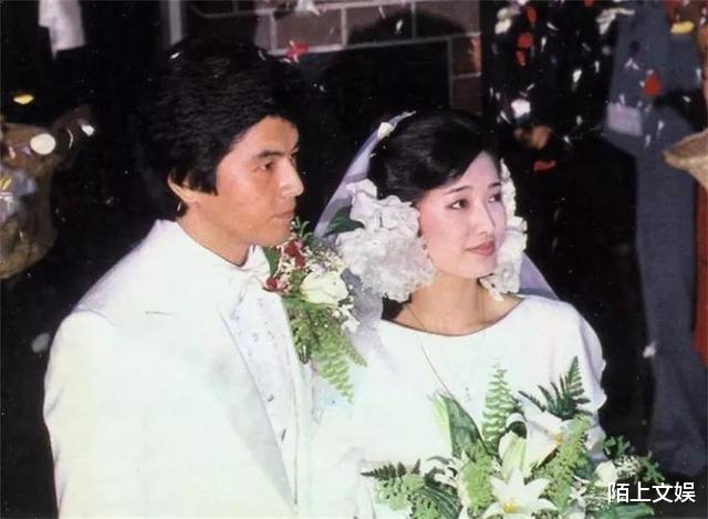 三浦友和|41年前，红极一时的山口百惠嫁给三浦友和，咧嘴笑露出一口小虎牙