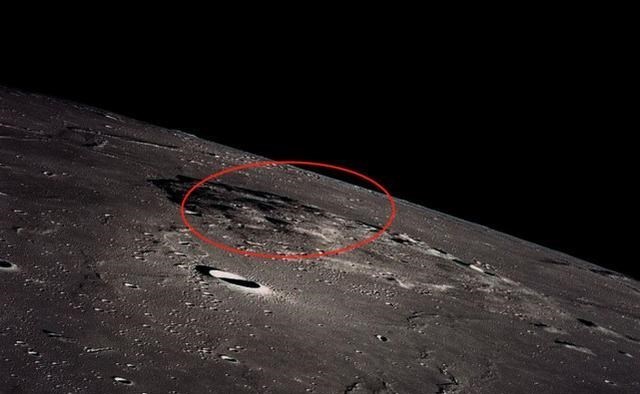 月球 嫦娥四号又有新发现，一块竖立的“石碑”，专家：这块岩石不寻常