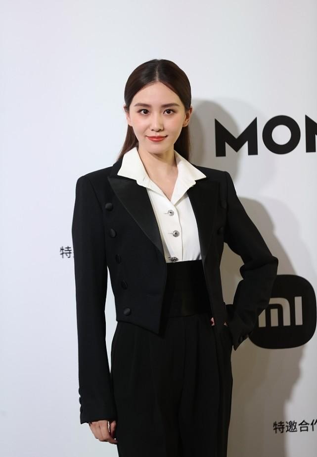 穿衣搭配|杨幂刘诗诗罕见同框，同穿西装气场高级，果然女人越成熟越美