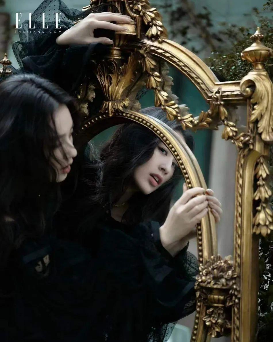 黄圣依|黄圣依杂志美图大秀事业线！雪肤玉貌大长腿太性感俏丽