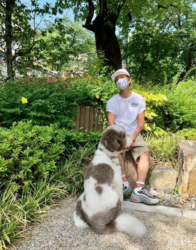 木村拓哉|木村拓哉父女遛狗，未修图脸瘦得太显老，长女和妈妈有同款O型腿