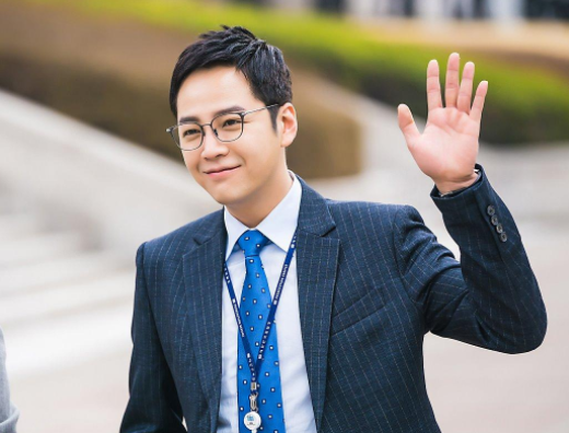 张根硕|33岁张根硕瘦回颜值巅峰，5年前还被叫大妈，5年后变回花美男