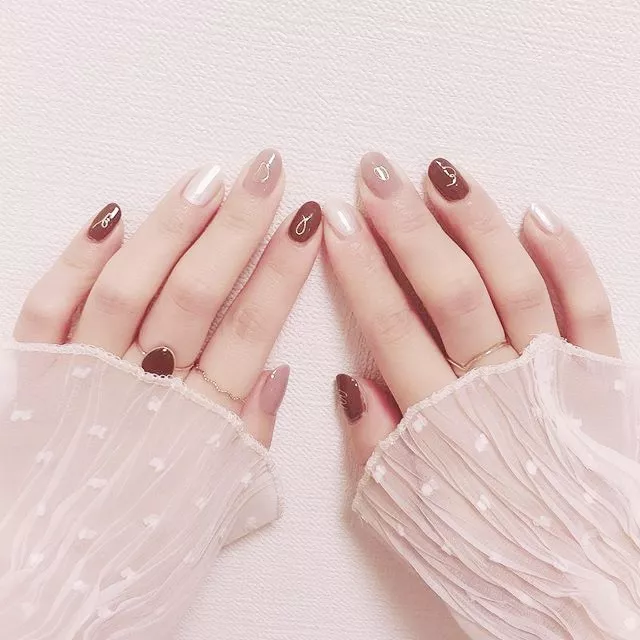 美甲 冬季最适合做这些简约跳色美甲