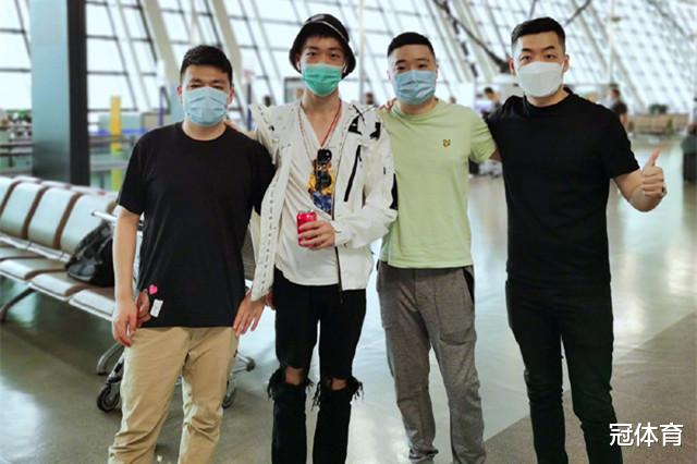 丁俊晖|丁俊晖最新动态：已经回国，打游戏消磨时间，即将见到女儿