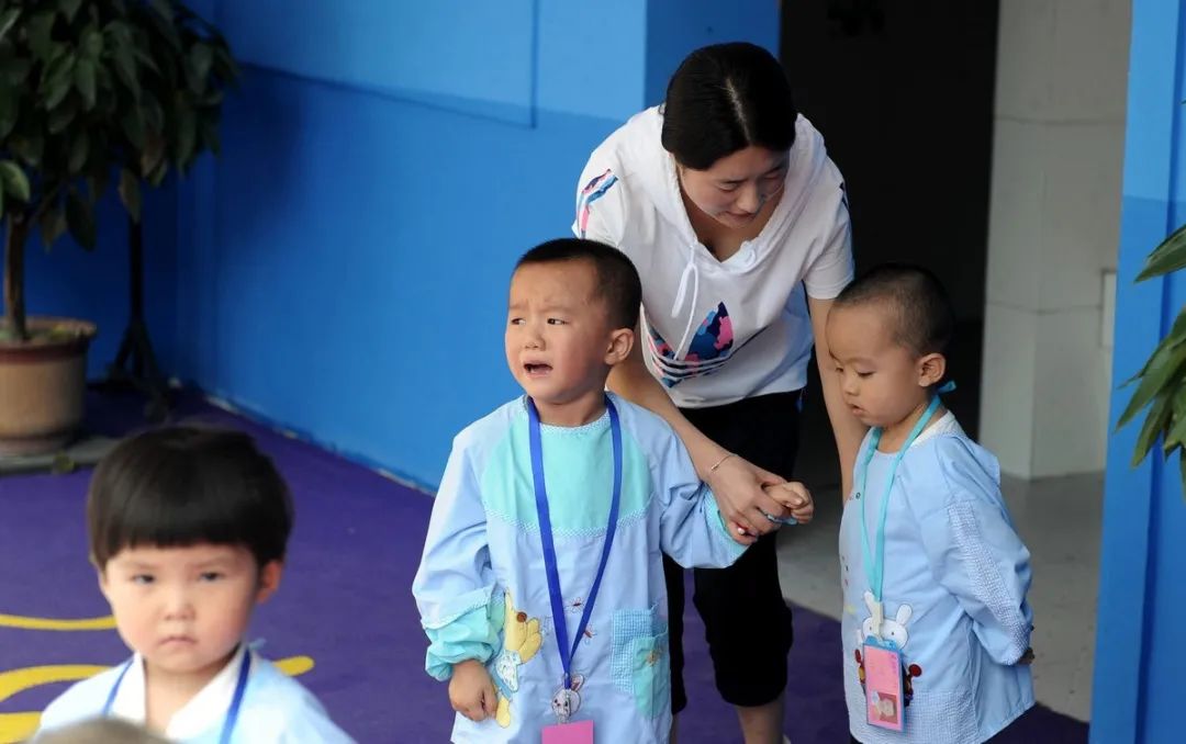 饭饭妈妈育儿|娃不想上幼儿园，光靠哄骗可不行，弄清楚原因才能让娃乖乖去上学