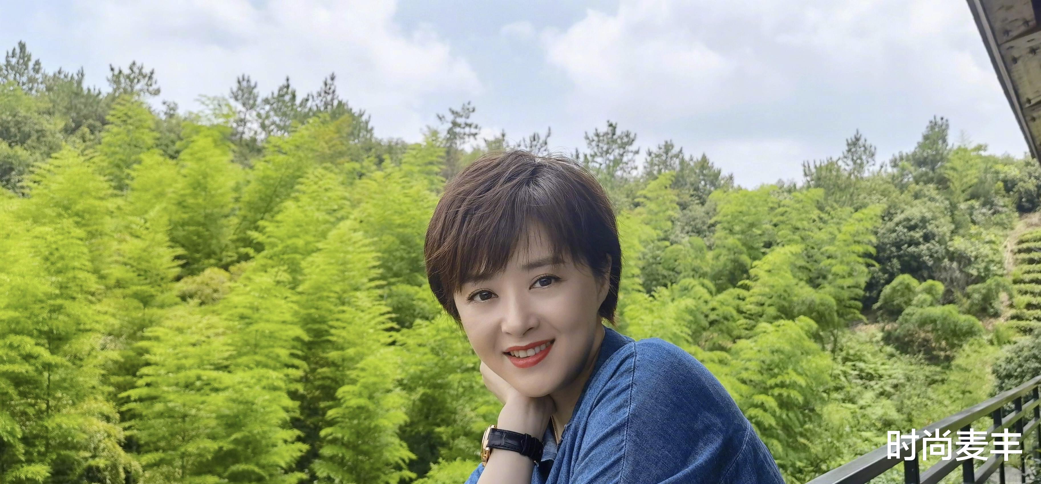 时尚麦丰|蒋欣的黑长直造型看起来瘦20斤，高开衩黑白拼接长裙，身材苗条