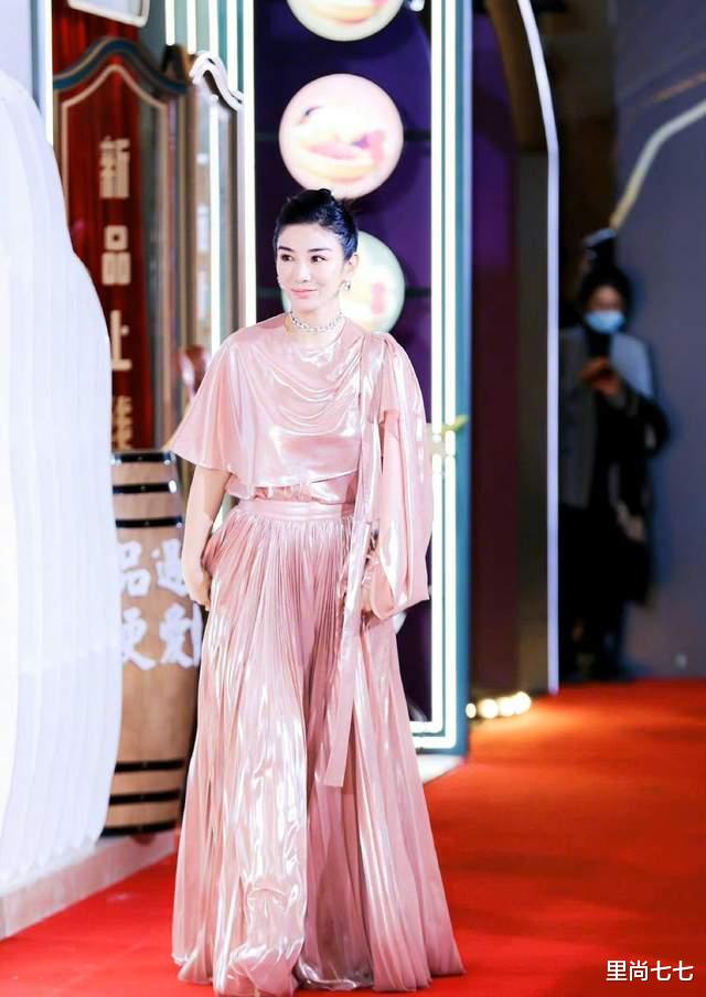 邓萃雯|孙杨罕见走红毯，黄奕肿得没法看陈妍希翻车，冉莹颖邓萃雯秀性感