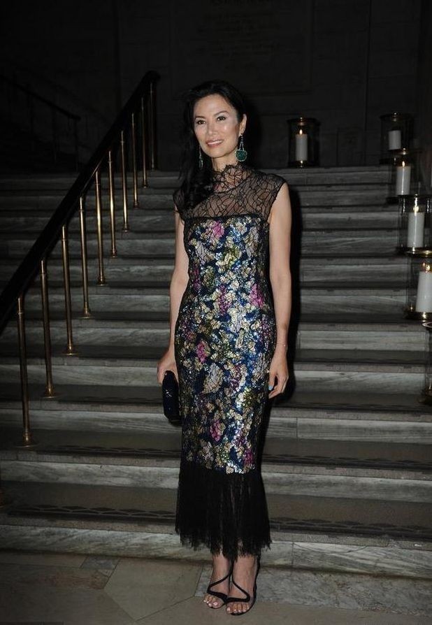 潮流前沿|邓文迪气质无敌了，一条“桌布”裙穿出满满国际范，沙漏身材太赞