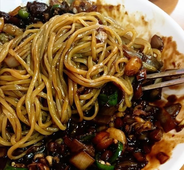 高圆圆|实拍韩国真实路边摊，看完后才终于明白：原来韩剧里都是假浪漫！