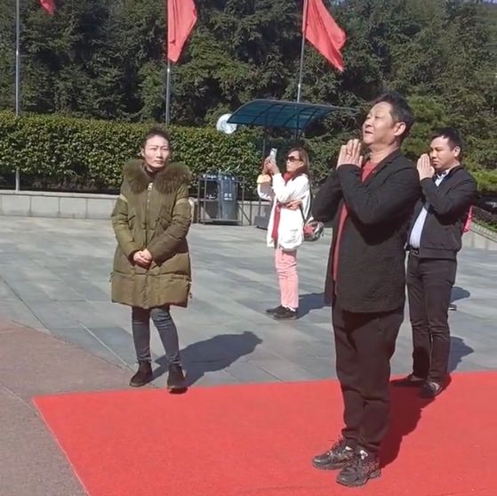 赵亮|湖南湘潭：52岁赵亮参观景区，被路人认出并跟拍，“他才是明星”