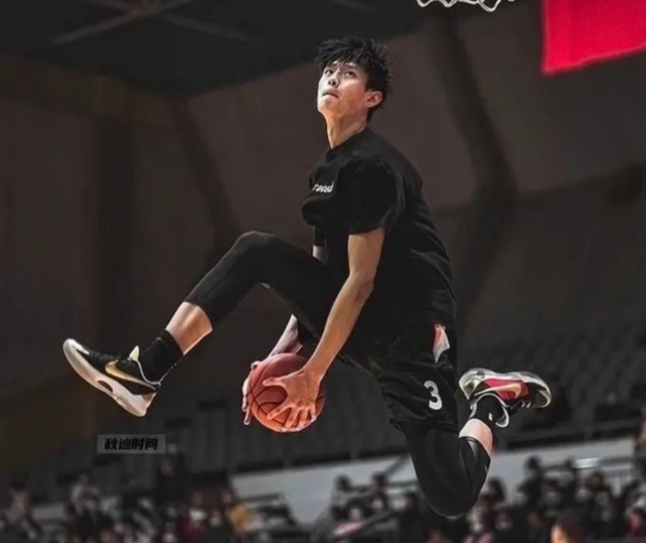 曾凡博|中国男篮的希望之星前途渺茫？点燃队未签曾凡博，已签下多个5星