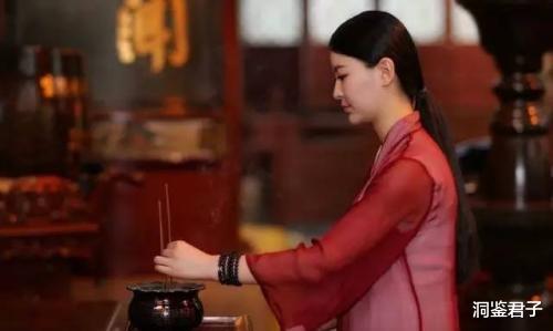 洞鉴君子|到寺庙拜佛，为何要三炷香，三叩首？其实这里面有很深刻的意义
