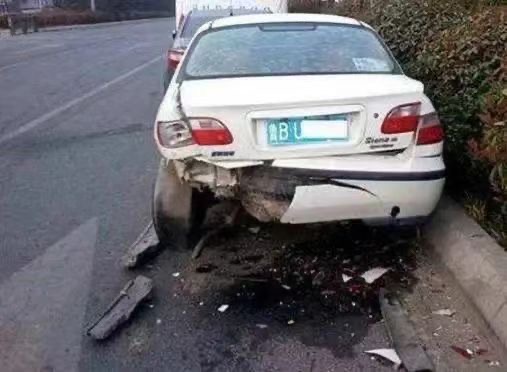 车停路边被撞坏,先报警还是先找保险?顺序错了可能一分不赔