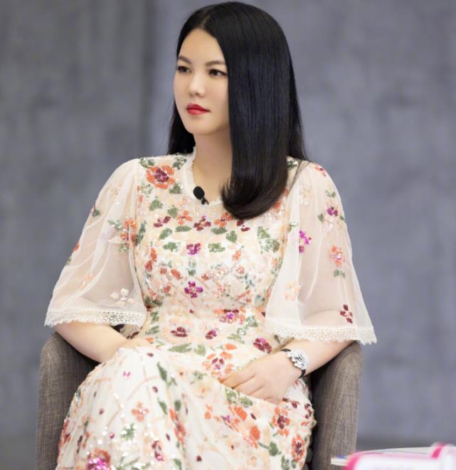 李湘|李湘终于减肥成功！粉嫩模样如少女，看完开始期待王诗龄长大