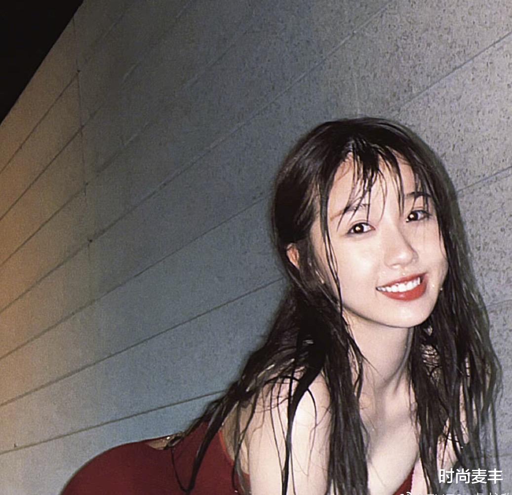 时尚麦丰|虞书欣夏日泳装照曝光,连体露背泳装头发湿漉漉,背部曲线优美