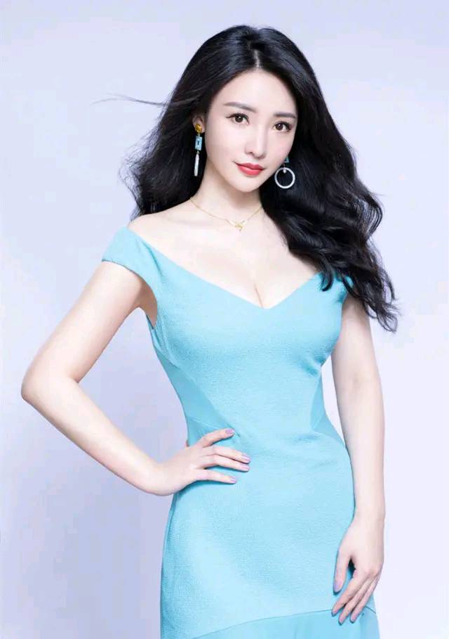 柳岩|柳岩换短发造型差点认不出，依然是那么性感