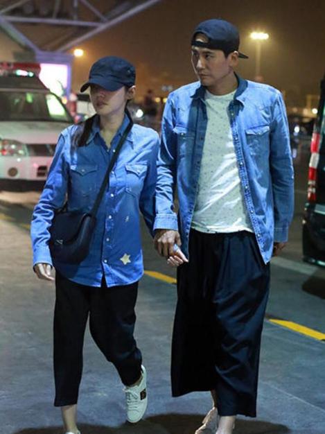 秋瓷炫|秋瓷炫两口子穿情侣装秀恩爱，戴棒球帽显年轻，于晓光略显油腻