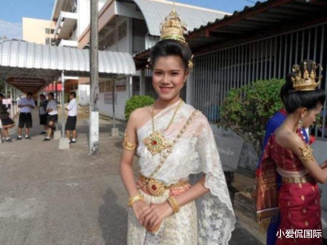 难被接受，提拉蓬未被拉玛十世带回泰国，诗妮娜是她追赶的目标
