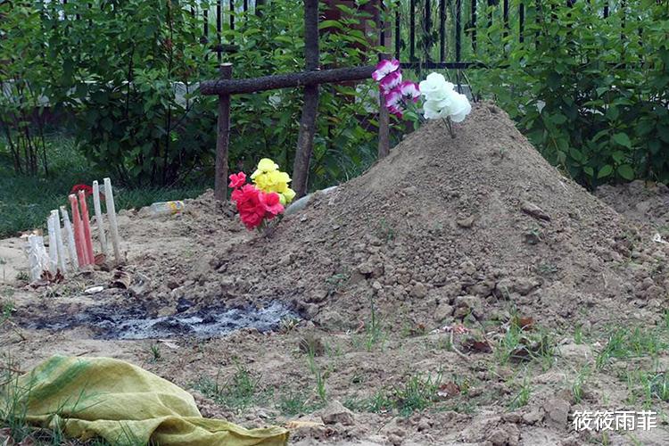 筱筱雨菲|去世的亲人为什么要立碑?有些坟墓上怎么没有墓碑?我来告诉你