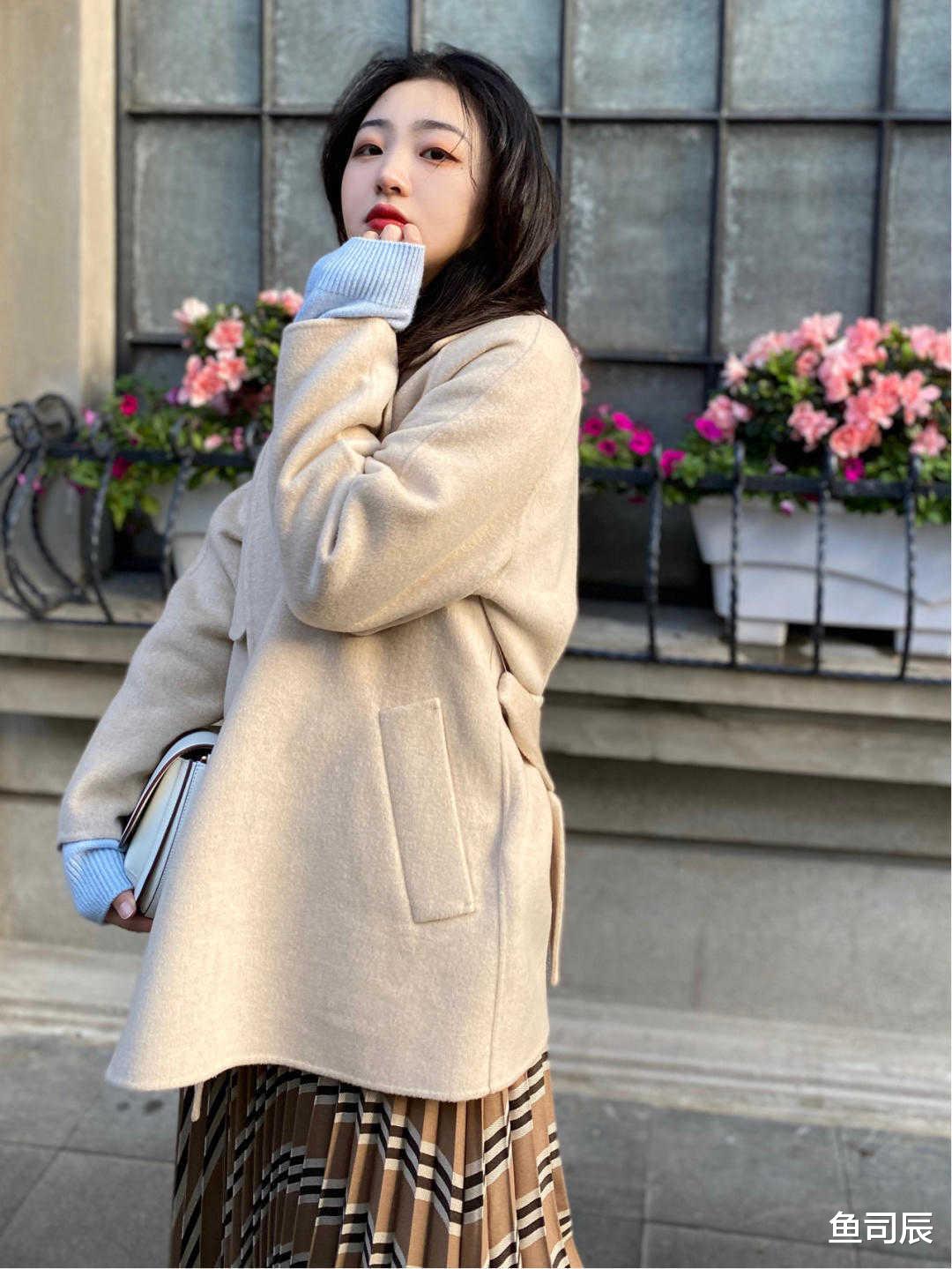 鱼司辰 今冬要重新定义“大衣”,短款大衣容易搭配,内搭高领毛衣就很美