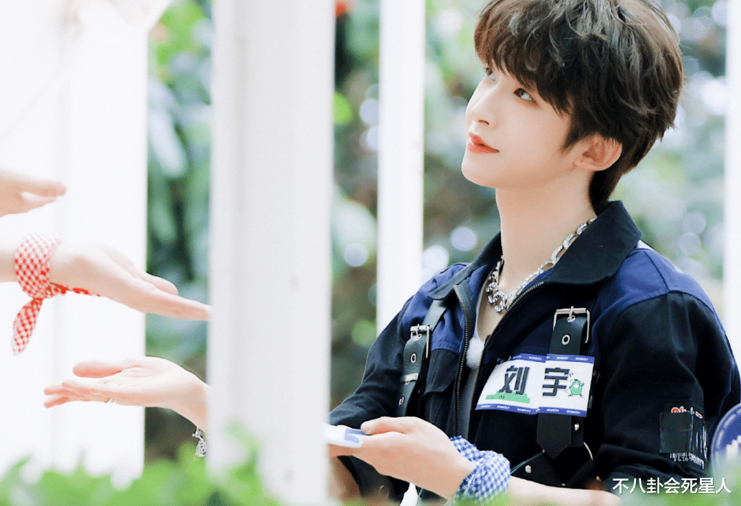 型男|“男版鞠婧祎”都变成阳刚型男，脂粉气的男爱豆，终于做出改变了