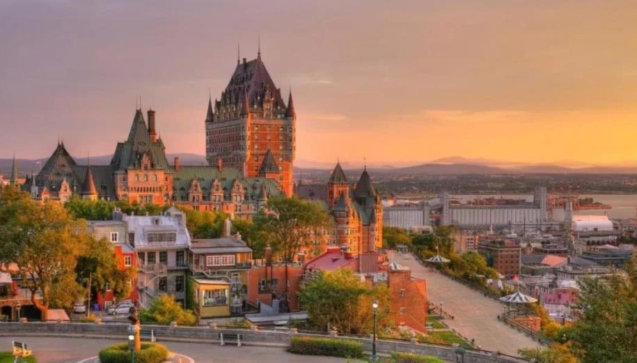 李嘉诚 套现撤离中国投资海外，李嘉诚“金融帝国”崩塌，损失超过千亿