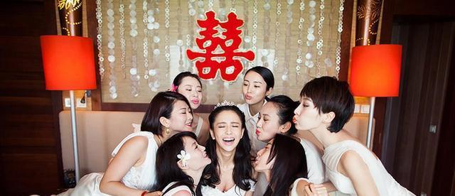 佟丽娅|佟丽娅的伴娘团曾被嘲笑不够排场，如今红到高攀不起，打脸众网友