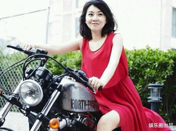 闫妮|闫妮骑机车照片曝光，光脚骑车引起热议，被指“不优雅”