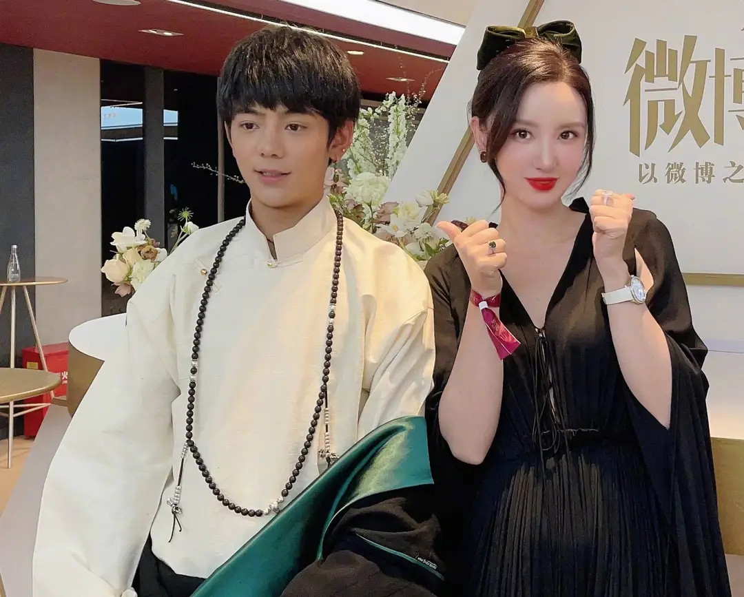 周星驰|92位明星走红毯，有一半争着与丁真合影？黄子韬台上邀自拍