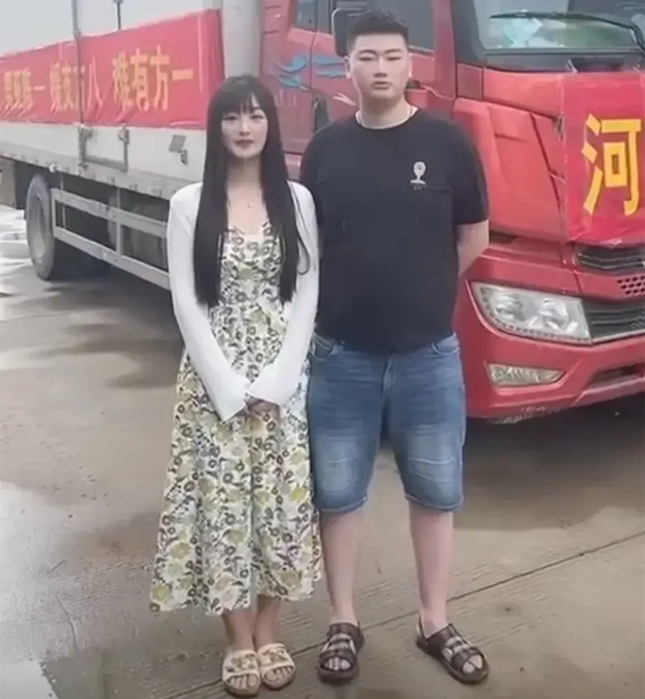 猫姐穿搭经|大衣哥儿媳换了刘海像换人，配碎花裙又瘦又美，小伟娶了个好媳妇