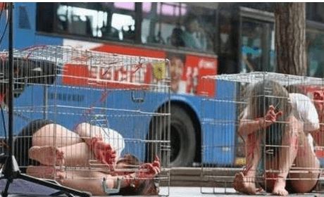  年轻男女为何被关铁笼，被丢大街上？得知原因，网友纷纷拍手称赞