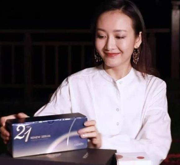 爽肤水|洗脸后是先用爽肤水还是精华液？很多人都用错了，难怪老的快！