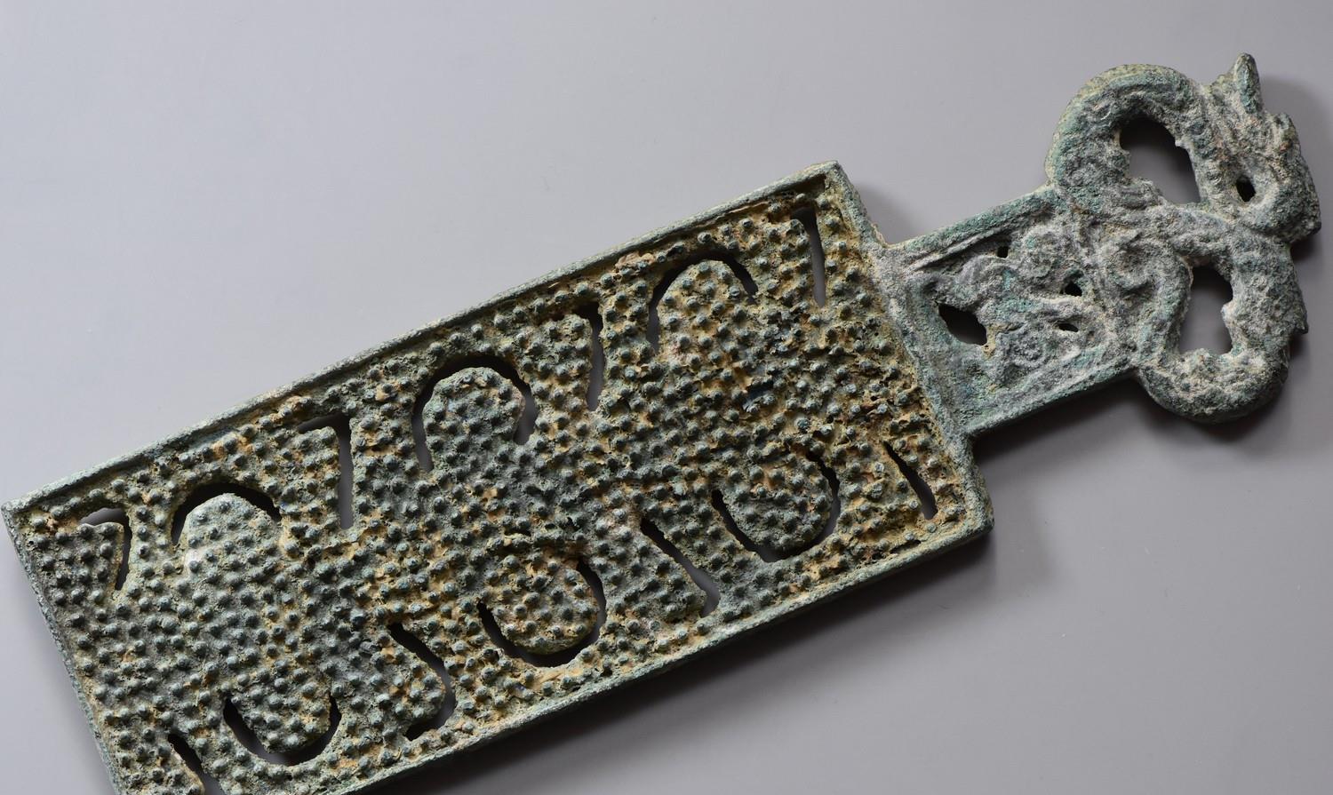 陕西 2021年，陕西小伙在荒坡盗墓，得纹镂空铜牌，次日和朋友吹牛被抓