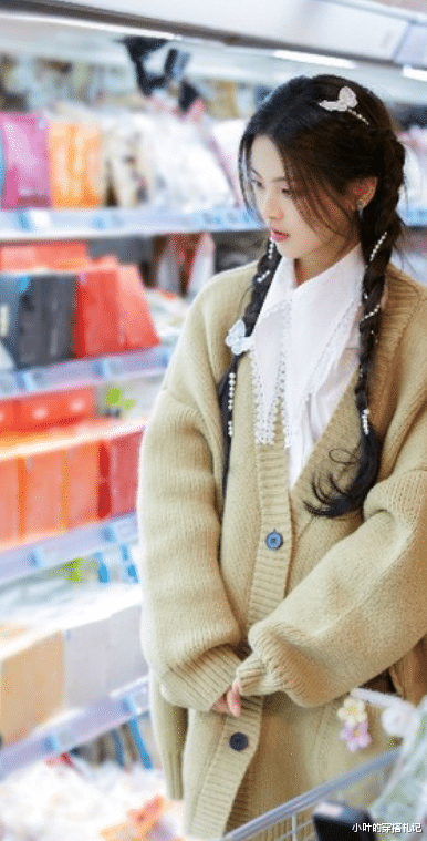 杨超越|杨超越还是那样俏皮可爱，满满活力的展现，发型娇美有活力