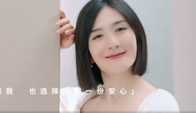 谢娜|谢娜挺大肚和张杰现身深圳，小腿浮肿步履匆忙，工作人员贴心陪伴