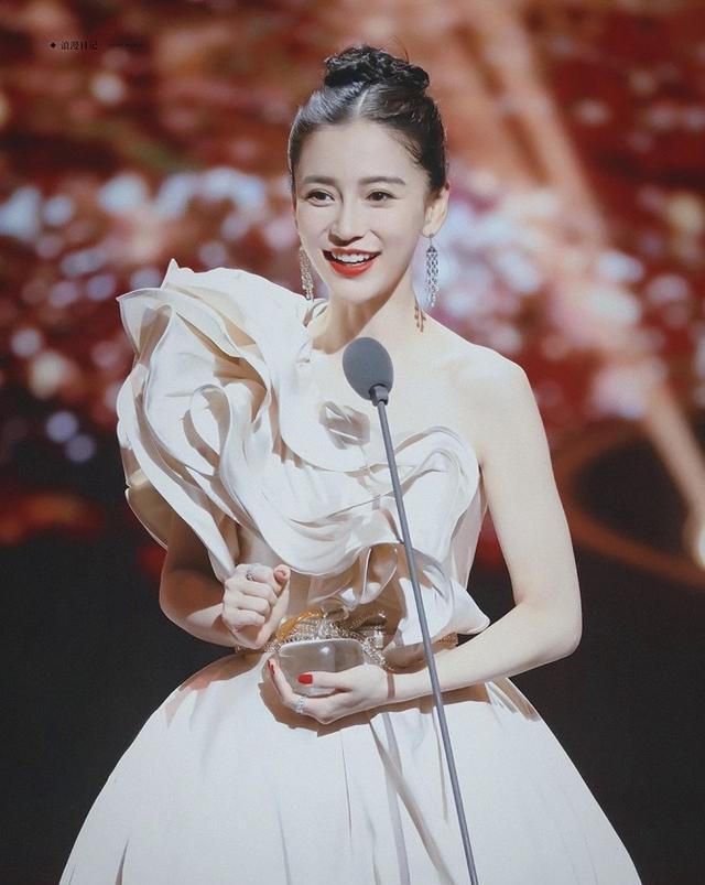 杨紫|品质盛典现场，杨紫和倪妮最惜命，戴上最朴素的外科医用口罩