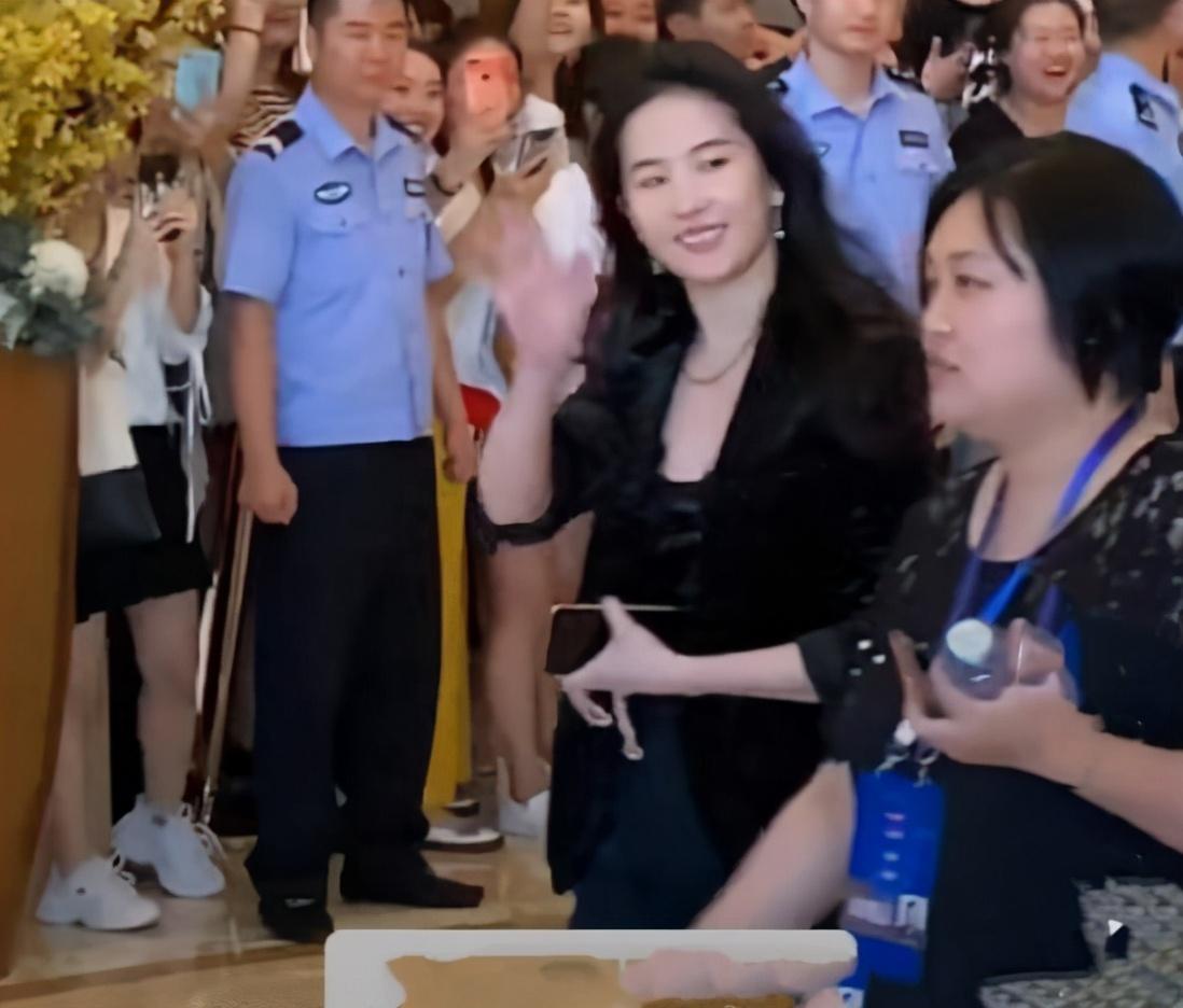 刘亦菲|刘亦菲：老成中年妇女？加入美国籍，在中国疯狂捞金