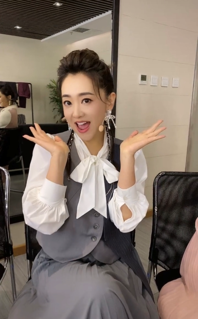 方琼|央视女主持同框比美，曹颖大长腿吸睛，方琼王昊穿同款如孪生姐妹