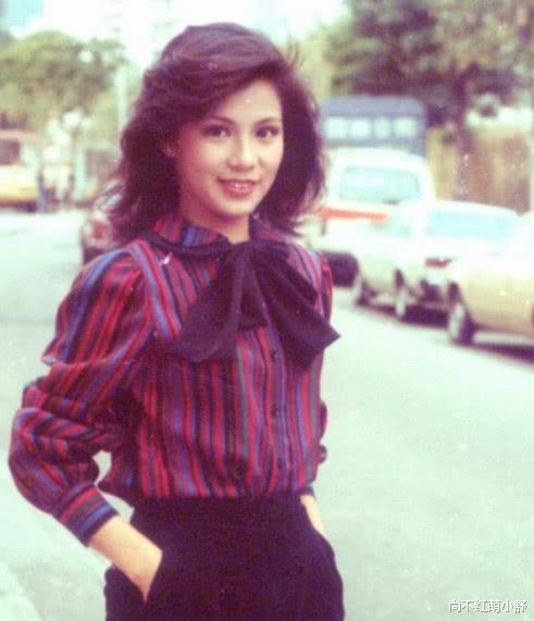 尚不红萌小舒 时尚就是一个圈,翁美玲的造型告诉我们“再过30年,也不如她潮”